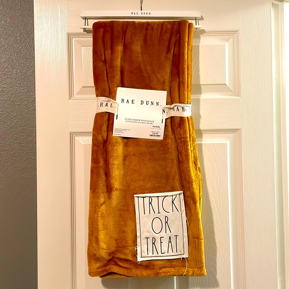 Trick or Treat Rae Dunn throw 🎃